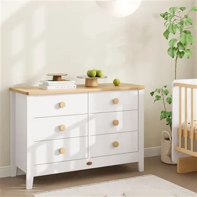 흰색 옷장과 침대 옆 탁자